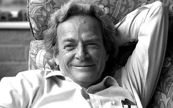 Foto ritratto di Richard Feynman in una posa informale mentre spiega un argomento complesso con parole semplici.