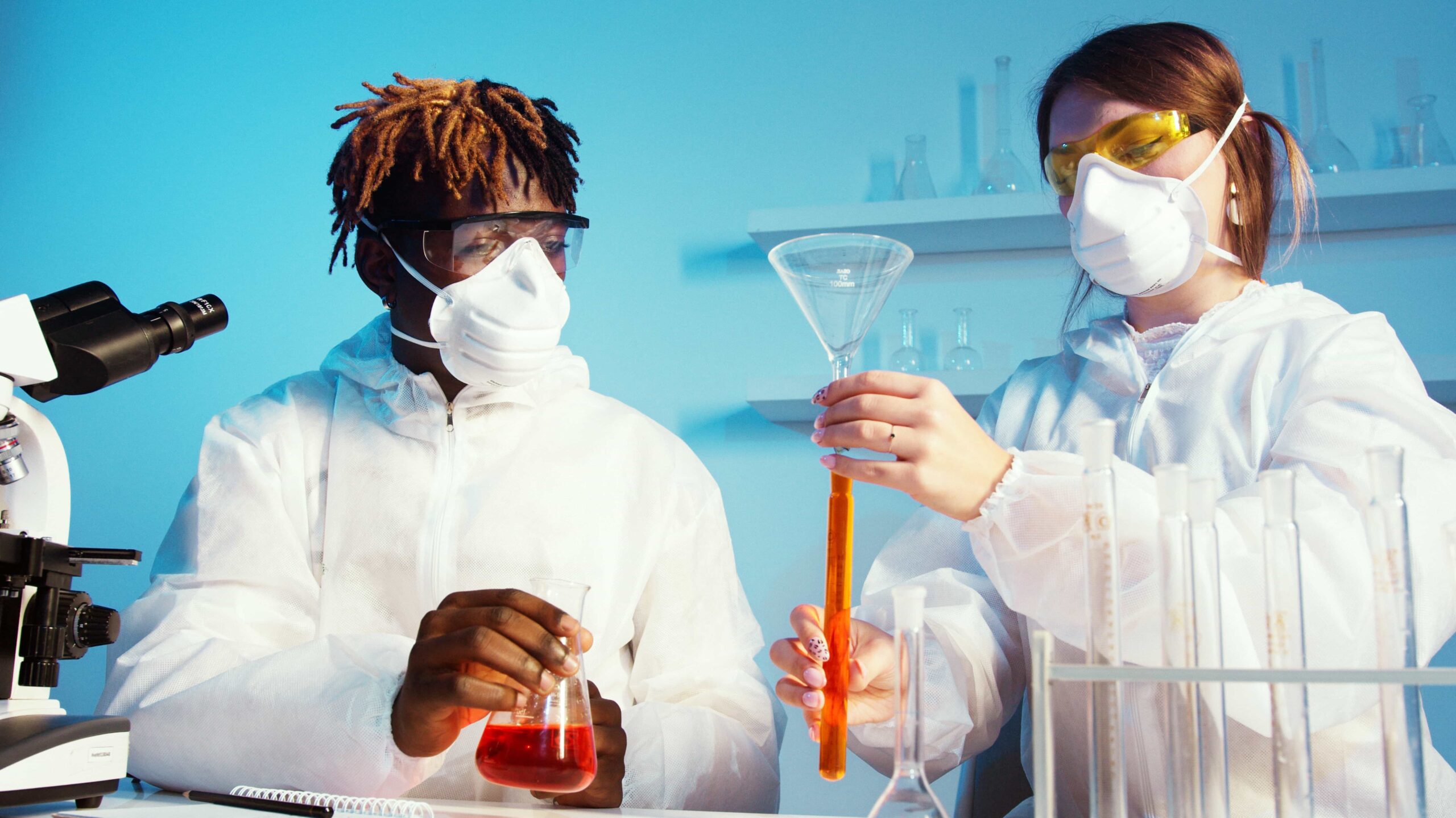 Due chimici in laboratorio mentre fanno esperimenti con i composti.