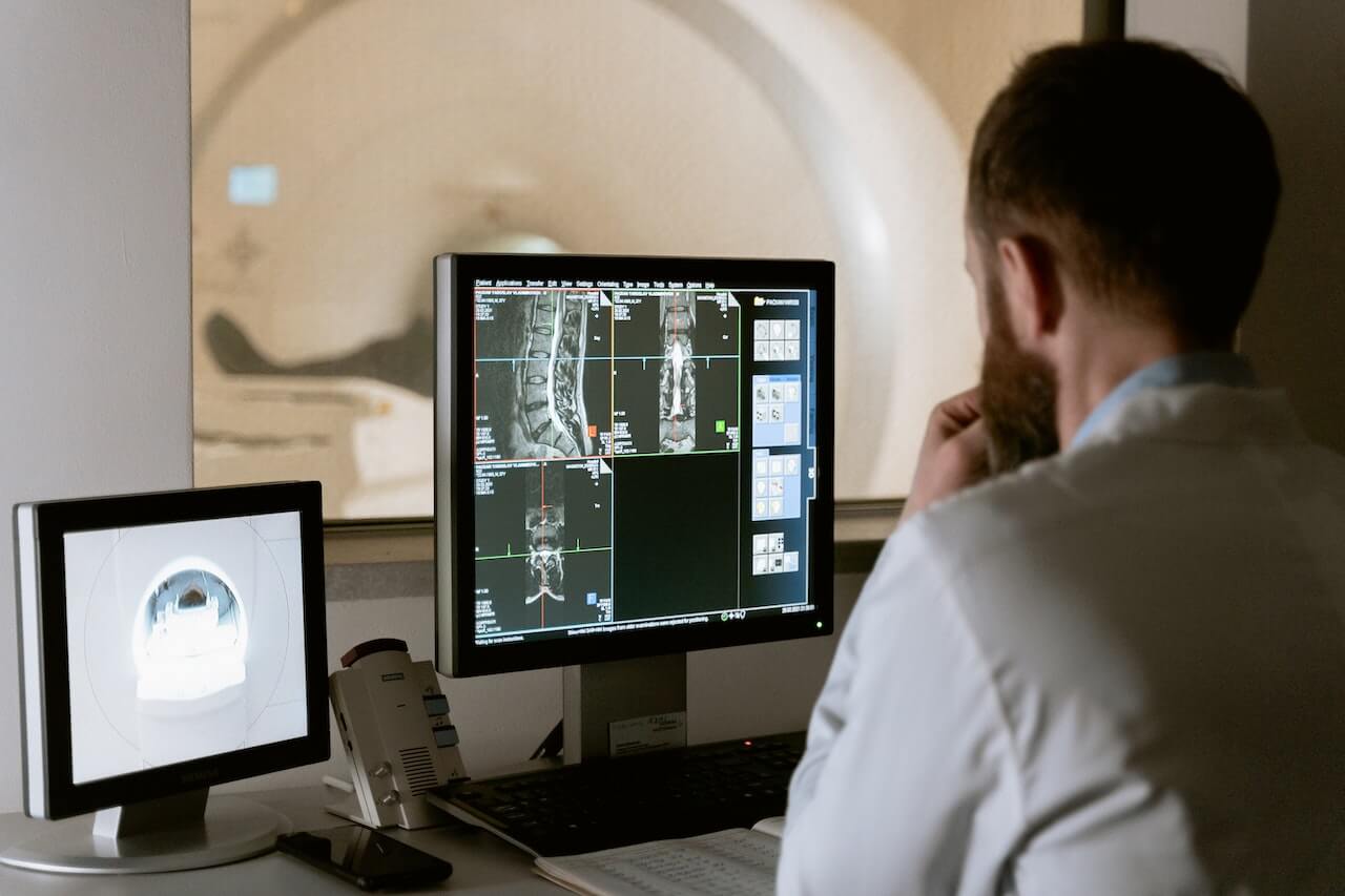 Tecnico radiologo che analizza il processo di analisi di un paziente.