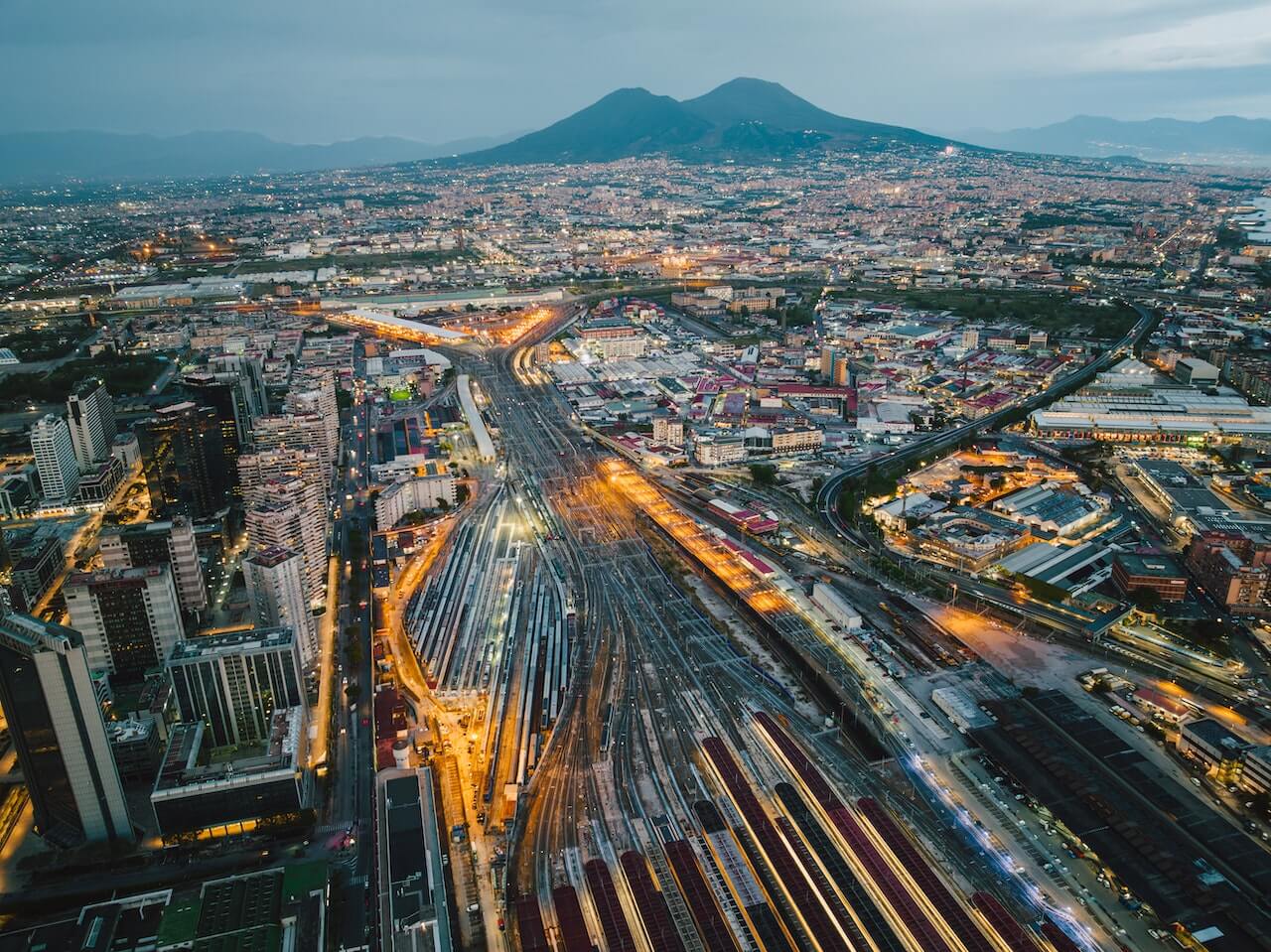 Foto della città di Napoli con vista panoramica.