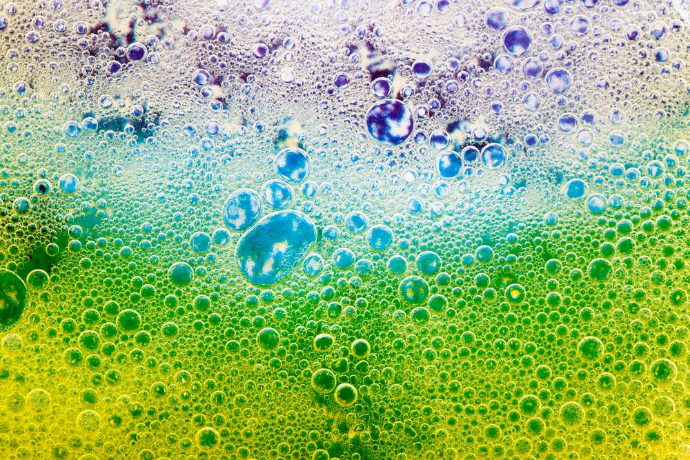 Un liquido verde e un liquido blu mentre reagiscono per raggiungere l'equilibrio chimico.