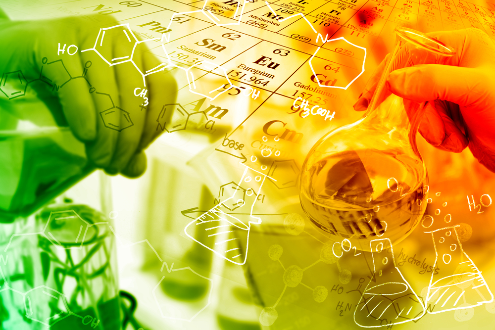 Un ricercatore lavora in un laboratorio mentre è impegnato nello studio di concetti fondamentali della chimica.