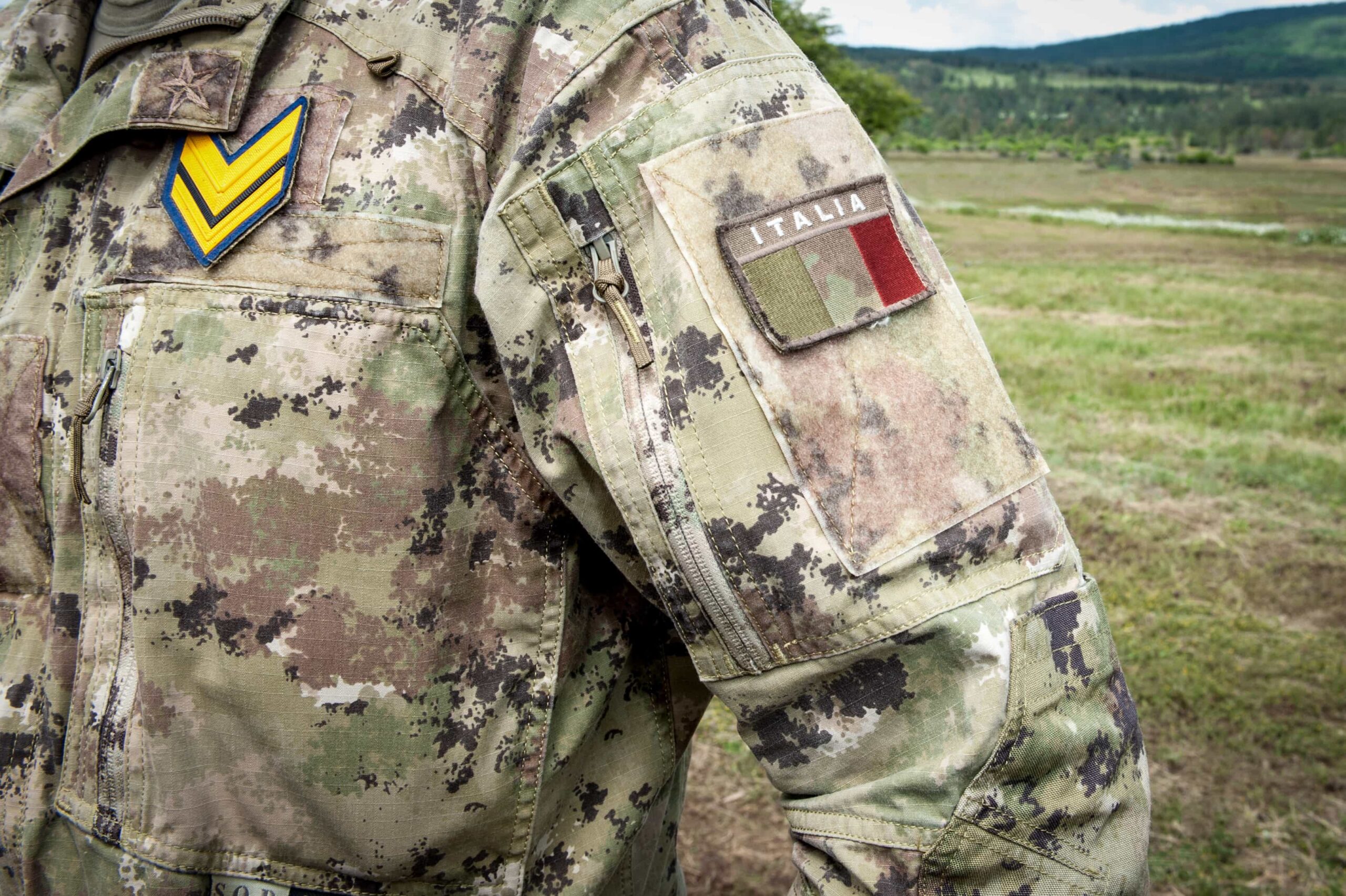 Membro dell'Esercito Italiano in uniforme con grado sul petto.
